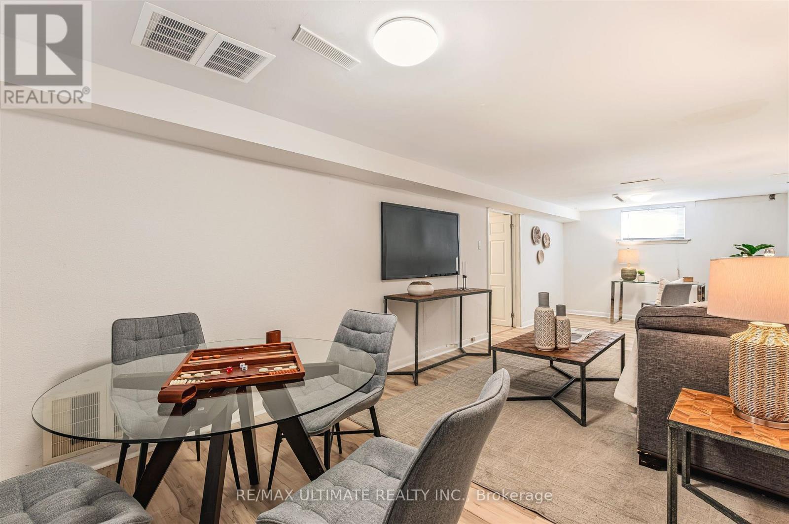 110 De Quincy Boulevard, Toronto, ON - Indoor Photo Showing Living Room