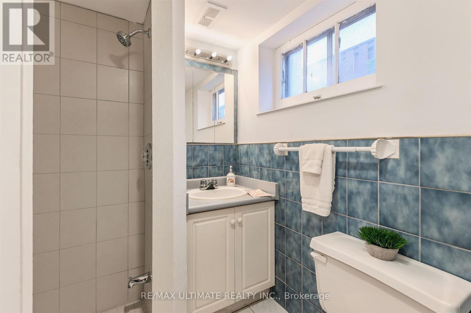 110 De Quincy Boulevard, Toronto, ON - Indoor Photo Showing Bathroom