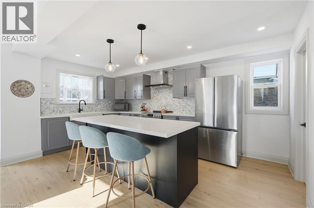 286 East 18Th Street, Hamilton, ON - Indoor Photo Showing Kitchen With Upgraded Kitchen