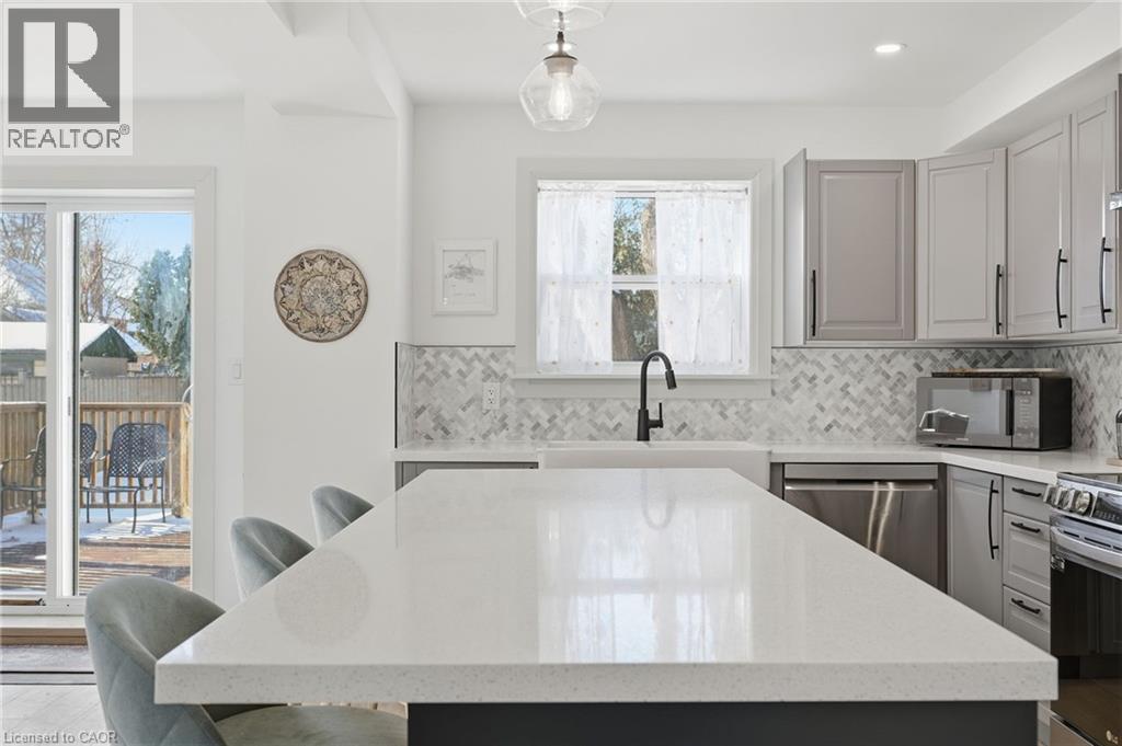 286 East 18Th Street, Hamilton, ON - Indoor Photo Showing Kitchen With Upgraded Kitchen