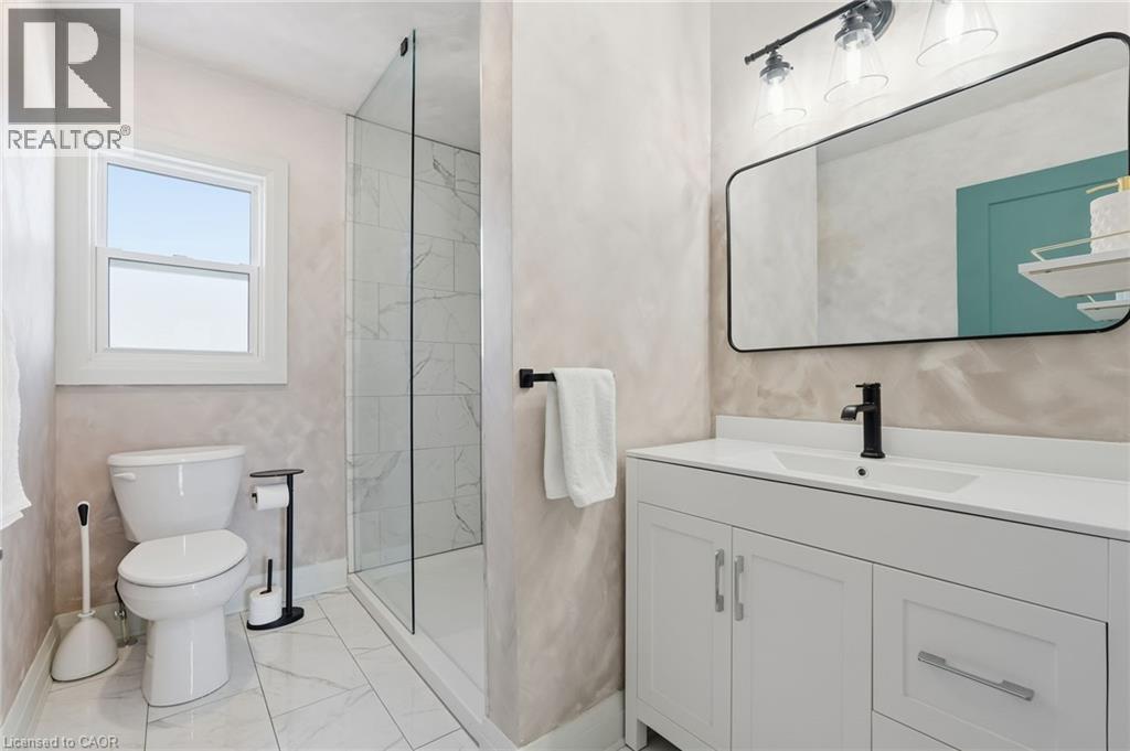 286 East 18Th Street, Hamilton, ON - Indoor Photo Showing Bathroom