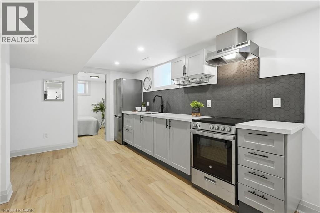 286 East 18Th Street, Hamilton, ON - Indoor Photo Showing Kitchen