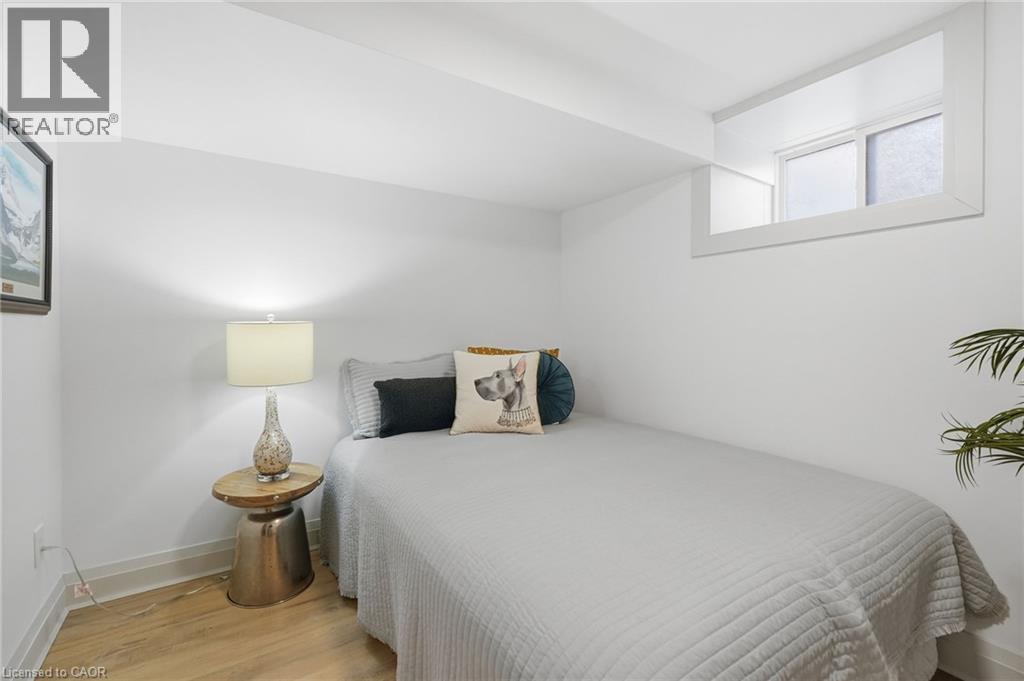 286 East 18Th Street, Hamilton, ON - Indoor Photo Showing Bedroom