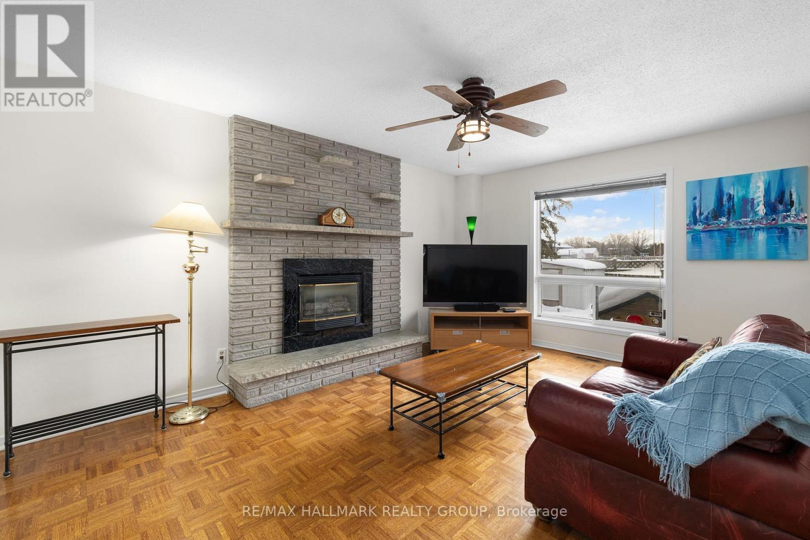Family room with gas fireplace - 944 Greenbriar Avenue, Ottawa, ON - Indoor Photo Showing Living Room With Fireplace