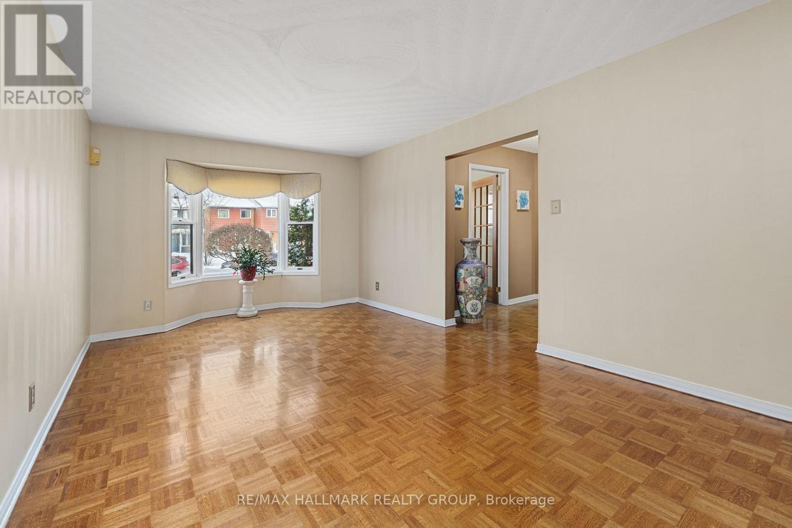 Spacious living room with hardwood floors - 944 Greenbriar Avenue, Ottawa, ON - Indoor Photo Showing Other Room