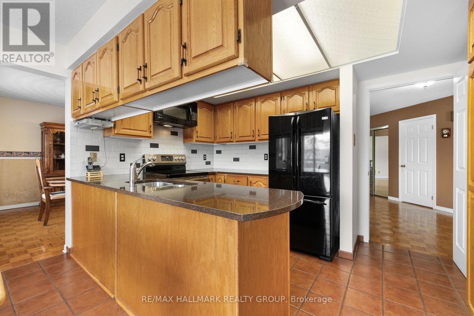 Kitchen with island and breakfast seating - 944 Greenbriar Avenue, Ottawa, ON - Indoor Photo Showing Kitchen With Double Sink