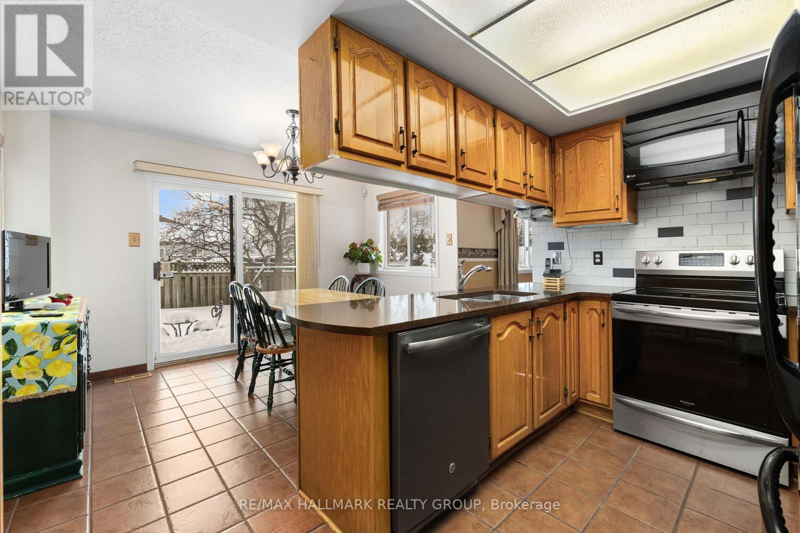 Kitchen with stainless steel appliances - 944 Greenbriar Avenue, Ottawa, ON - Indoor Photo Showing Kitchen