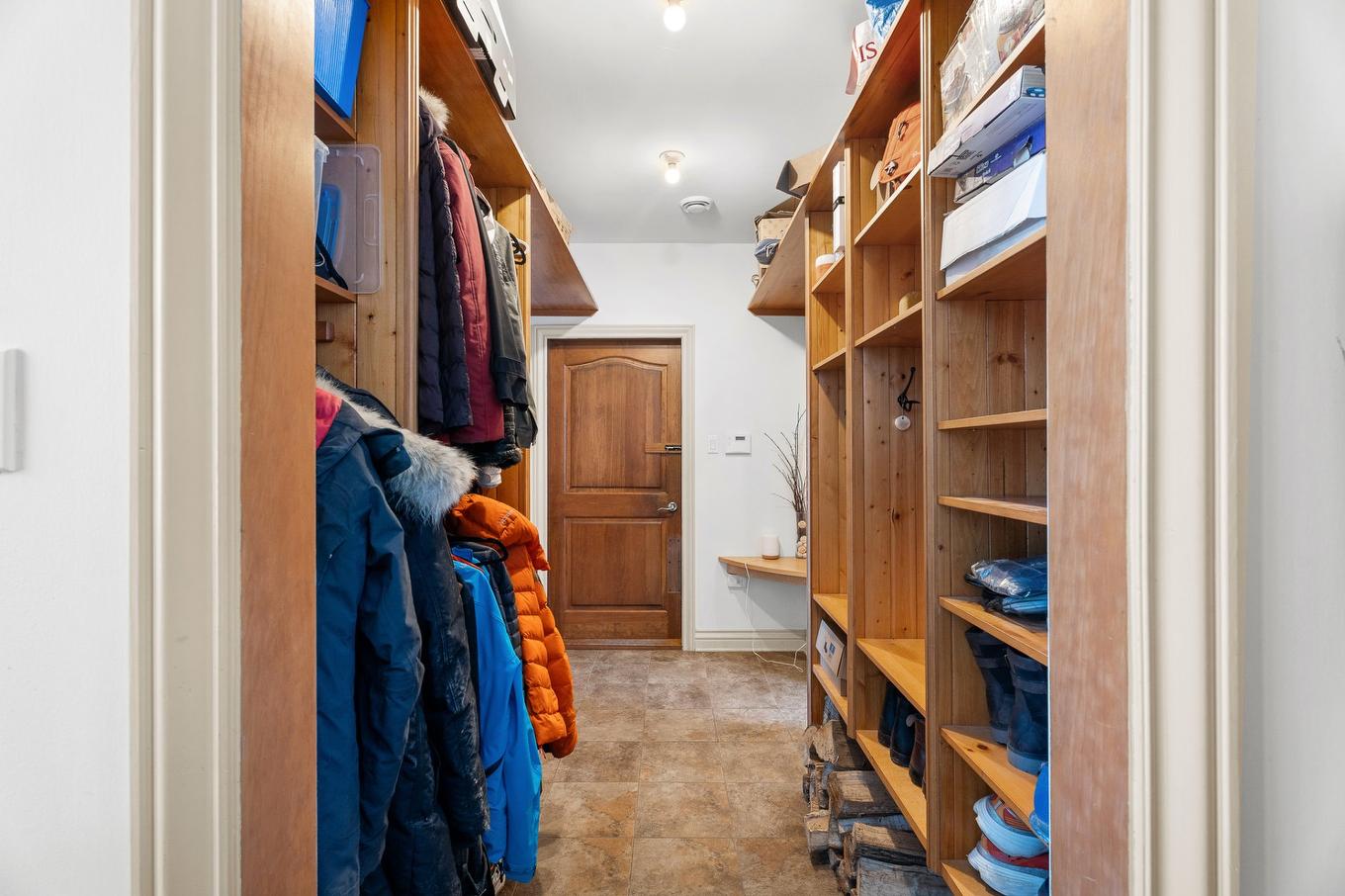 Walk-in closet - 2966 Rue Du Domaine-Du-Lac-Lucerne, Sainte-Adèle, QC - Indoor