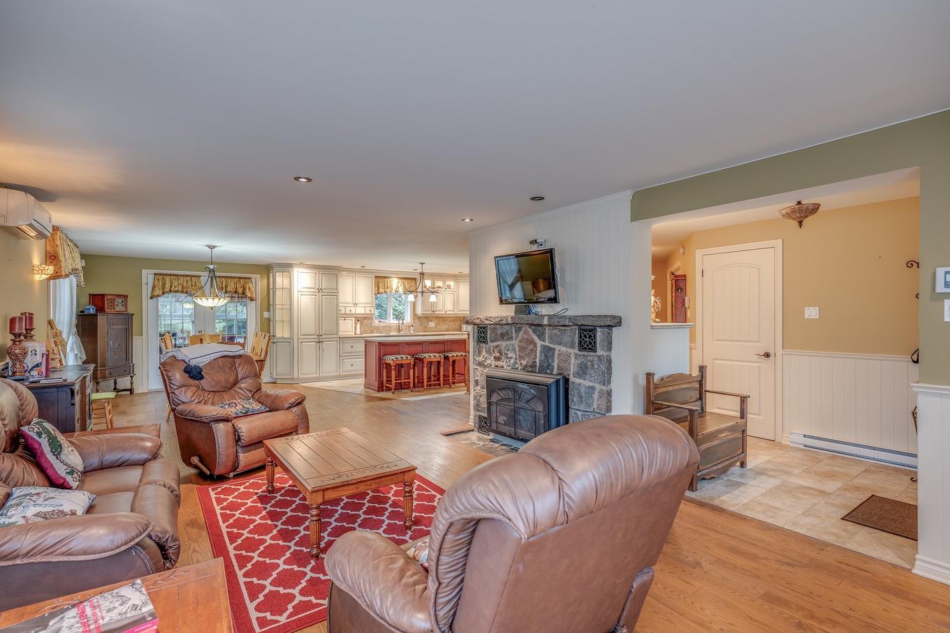 Salon - 61 Av. Chartier, Saint-Sauveur, QC - Indoor Photo Showing Living Room With Fireplace