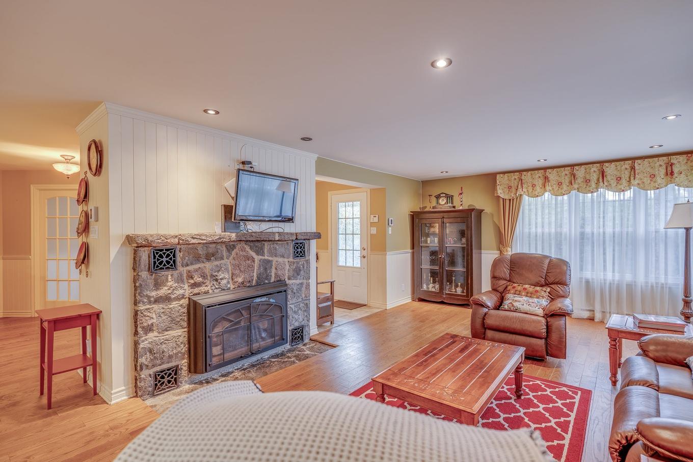 Salon - 61 Av. Chartier, Saint-Sauveur, QC - Indoor Photo Showing Living Room With Fireplace