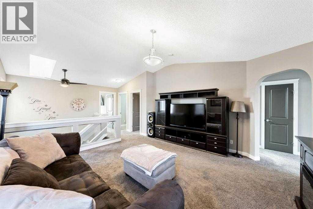 285 Evanspark Gardens Nw, Calgary, AB - Indoor Photo Showing Living Room
