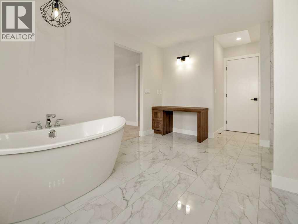 4517 40 Avenue S, Lethbridge, AB - Indoor Photo Showing Bathroom