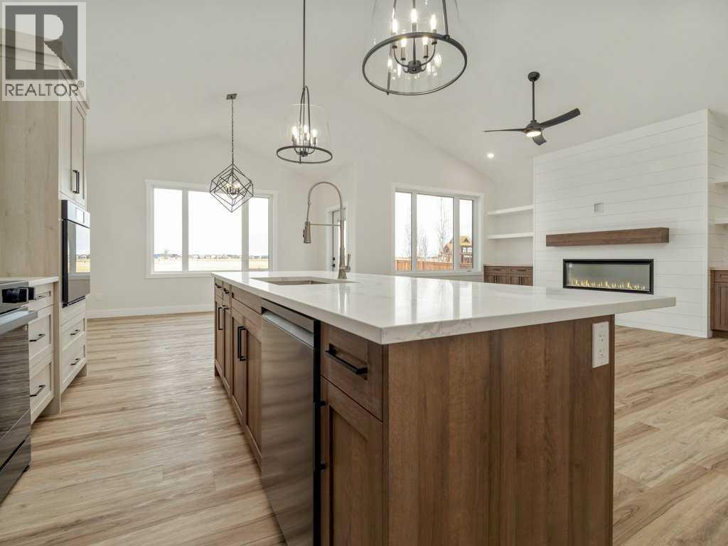 4517 40 Avenue S, Lethbridge, AB - Indoor Photo Showing Kitchen With Upgraded Kitchen