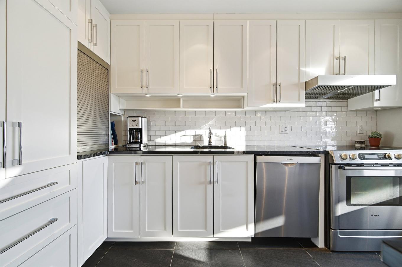 Cuisine - 9120 Av. Émile-Legault, Montréal (Anjou), QC - Indoor Photo Showing Kitchen With Upgraded Kitchen