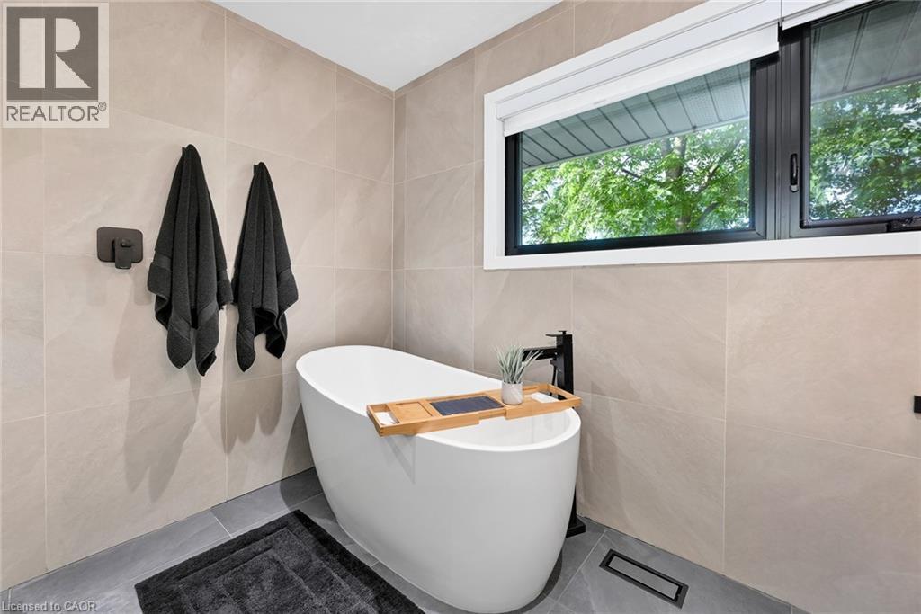 162 Stone Church Road E, Hamilton, ON - Indoor Photo Showing Bathroom