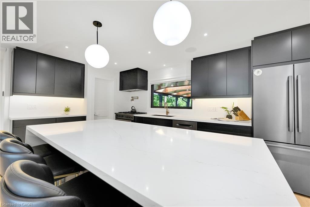 162 Stone Church Road E, Hamilton, ON - Indoor Photo Showing Kitchen With Upgraded Kitchen