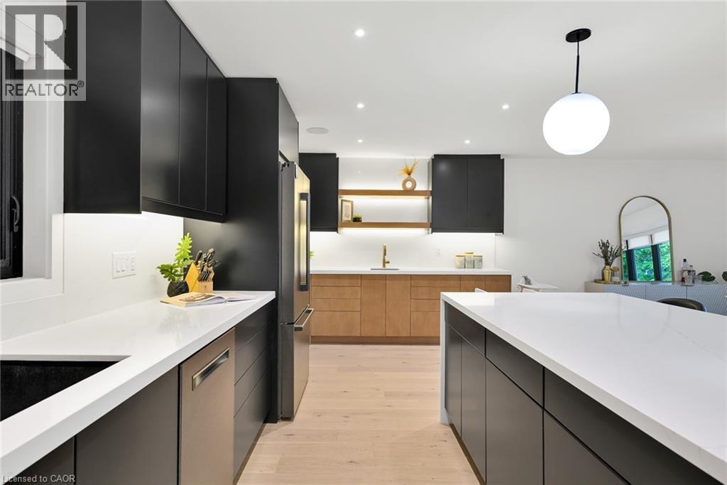 162 Stone Church Road E, Hamilton, ON - Indoor Photo Showing Kitchen With Upgraded Kitchen