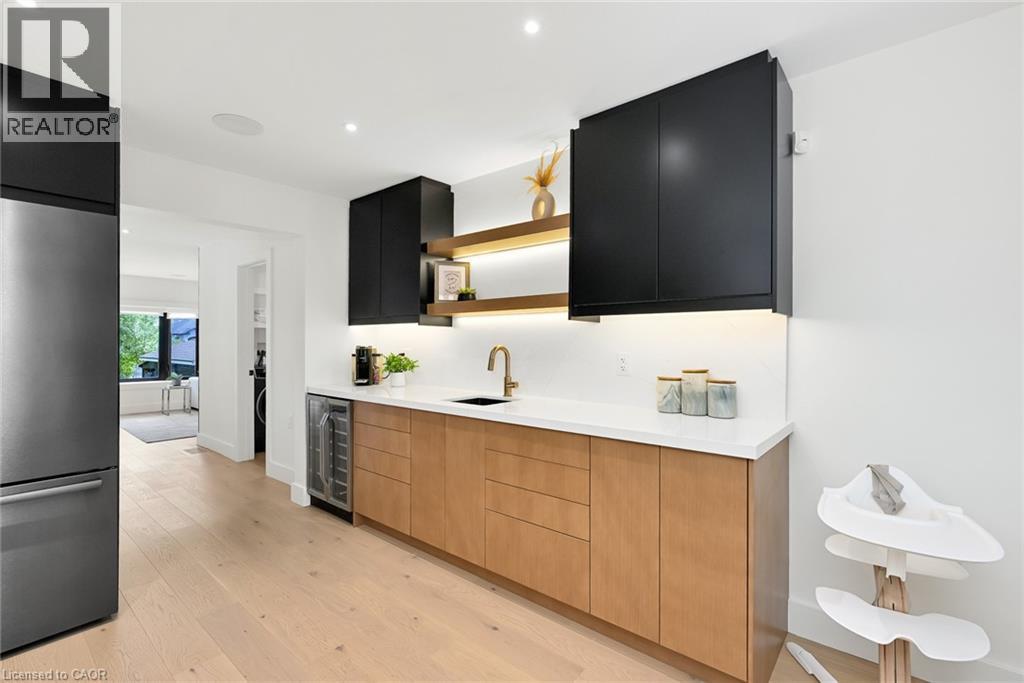 162 Stone Church Road E, Hamilton, ON - Indoor Photo Showing Kitchen