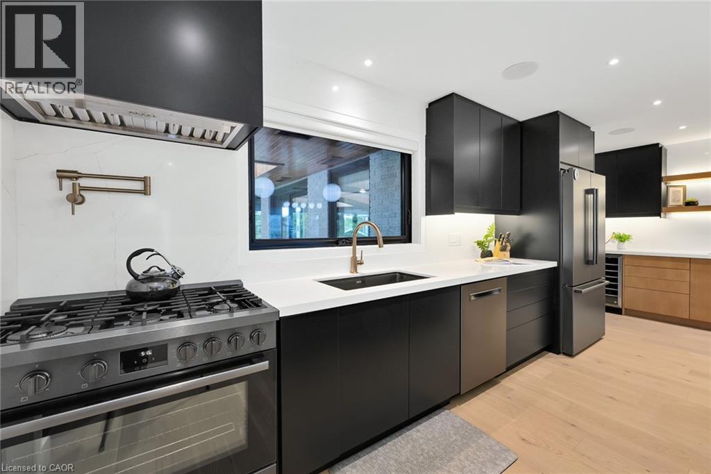 162 Stone Church Road E, Hamilton, ON - Indoor Photo Showing Kitchen With Upgraded Kitchen