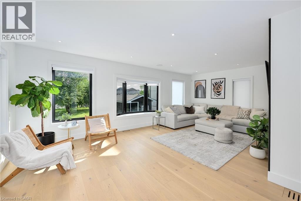 162 Stone Church Road E, Hamilton, ON - Indoor Photo Showing Living Room