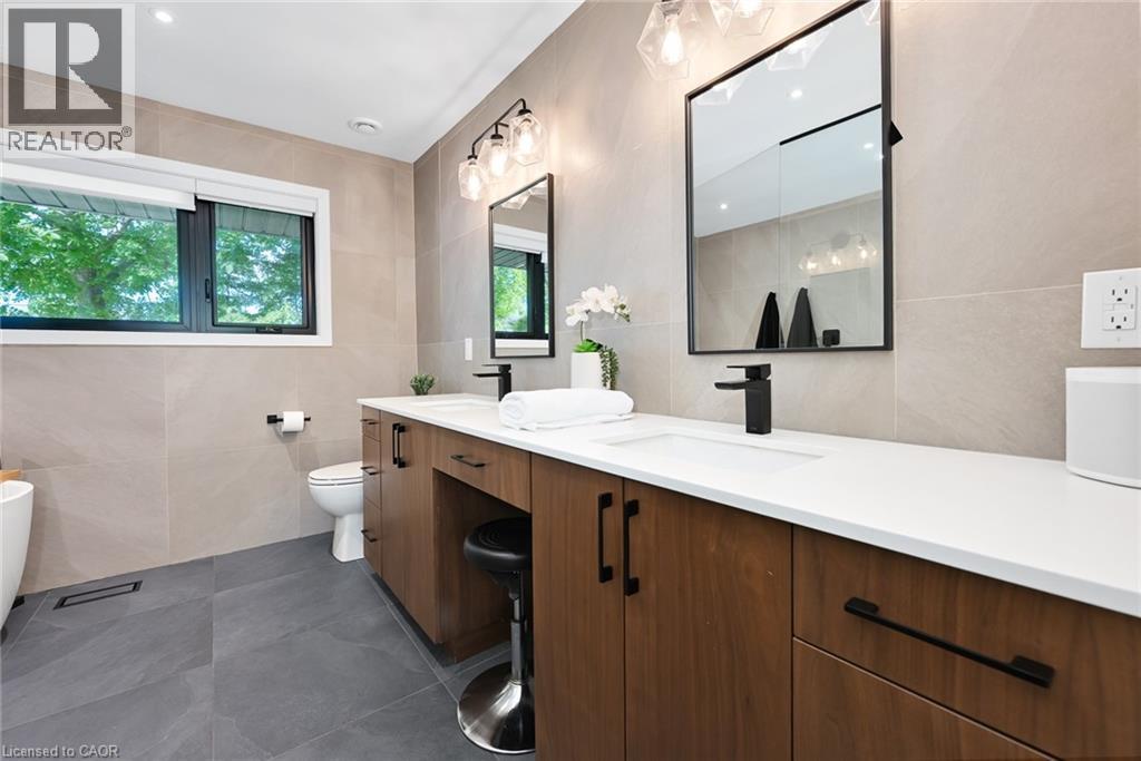 162 Stone Church Road E, Hamilton, ON - Indoor Photo Showing Bathroom