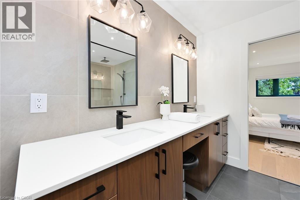162 Stone Church Road E, Hamilton, ON - Indoor Photo Showing Bathroom