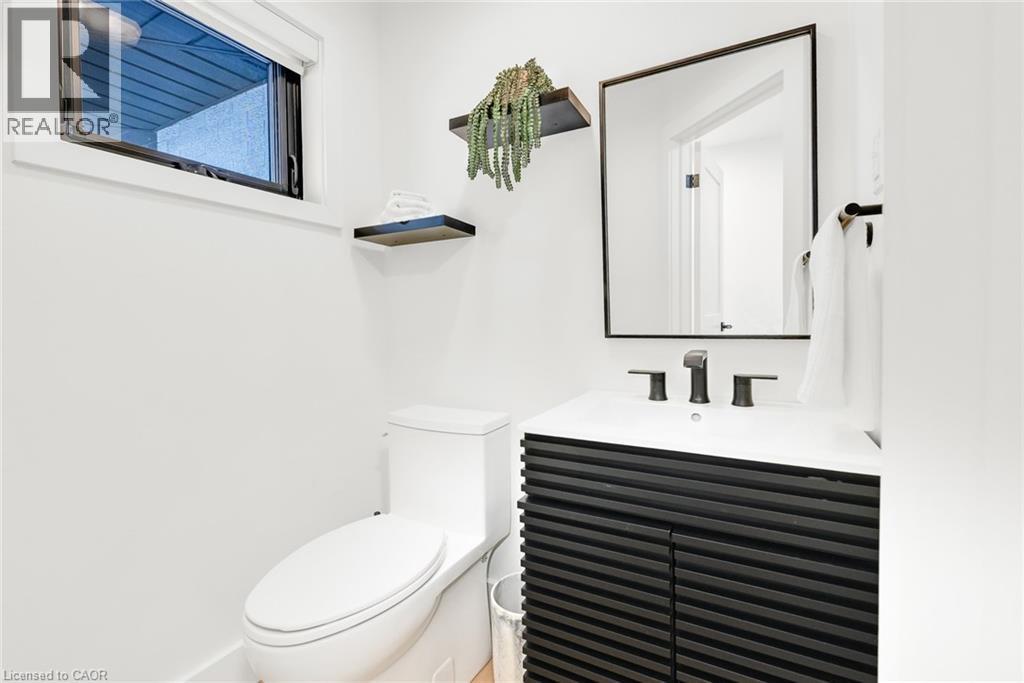 162 Stone Church Road E, Hamilton, ON - Indoor Photo Showing Bathroom