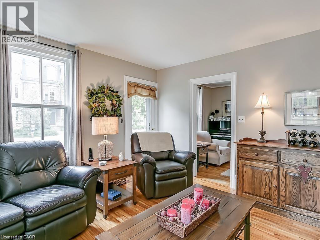 491 Pearl Street, Burlington, ON - Indoor Photo Showing Living Room