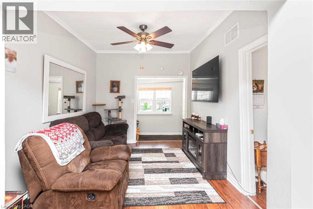 51 Beach Road, Hamilton, ON - Indoor Photo Showing Living Room