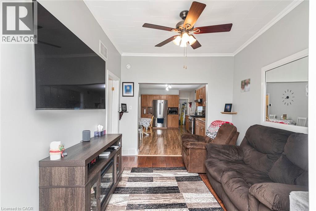 51 Beach Road, Hamilton, ON - Indoor Photo Showing Living Room