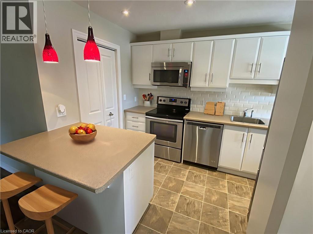 13 Szollosy Circle, Hamilton, ON - Indoor Photo Showing Kitchen