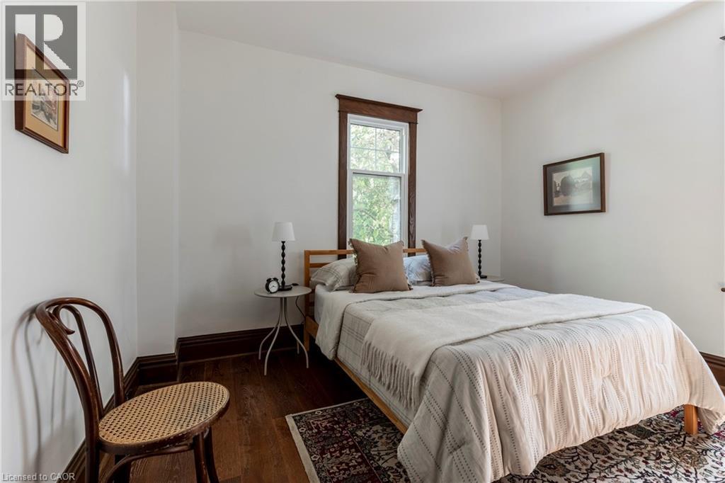 27 Cliff Avenue, Hamilton, ON - Indoor Photo Showing Bedroom