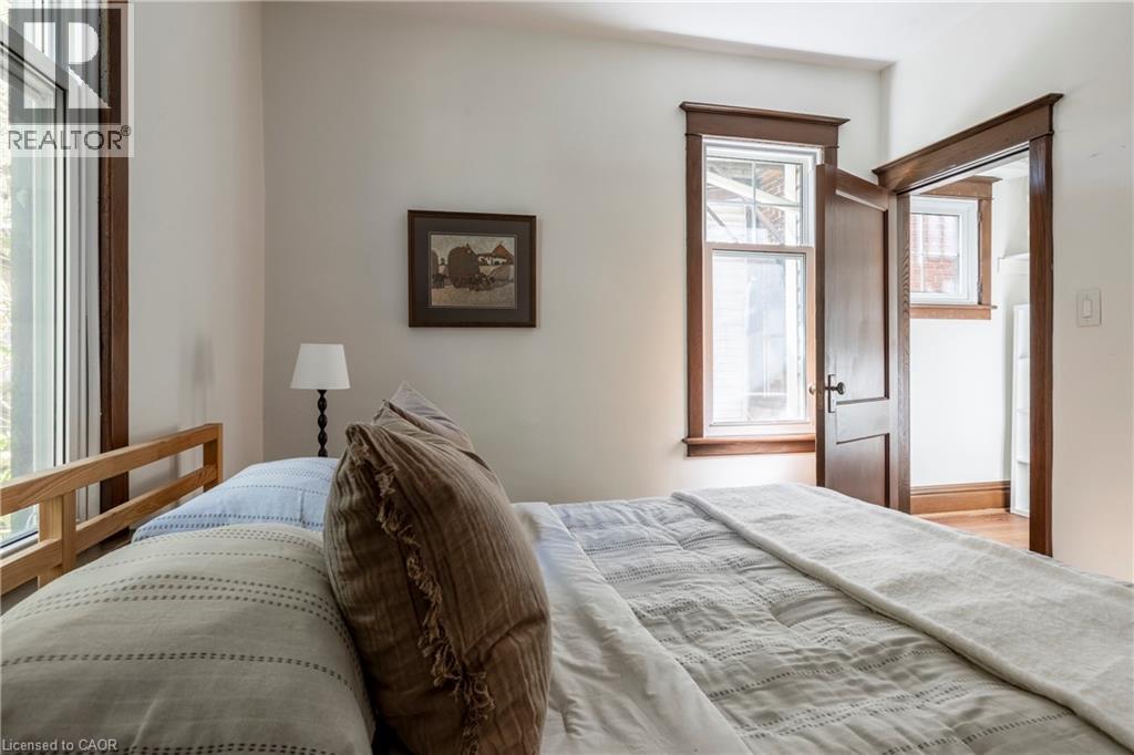 27 Cliff Avenue, Hamilton, ON - Indoor Photo Showing Bedroom