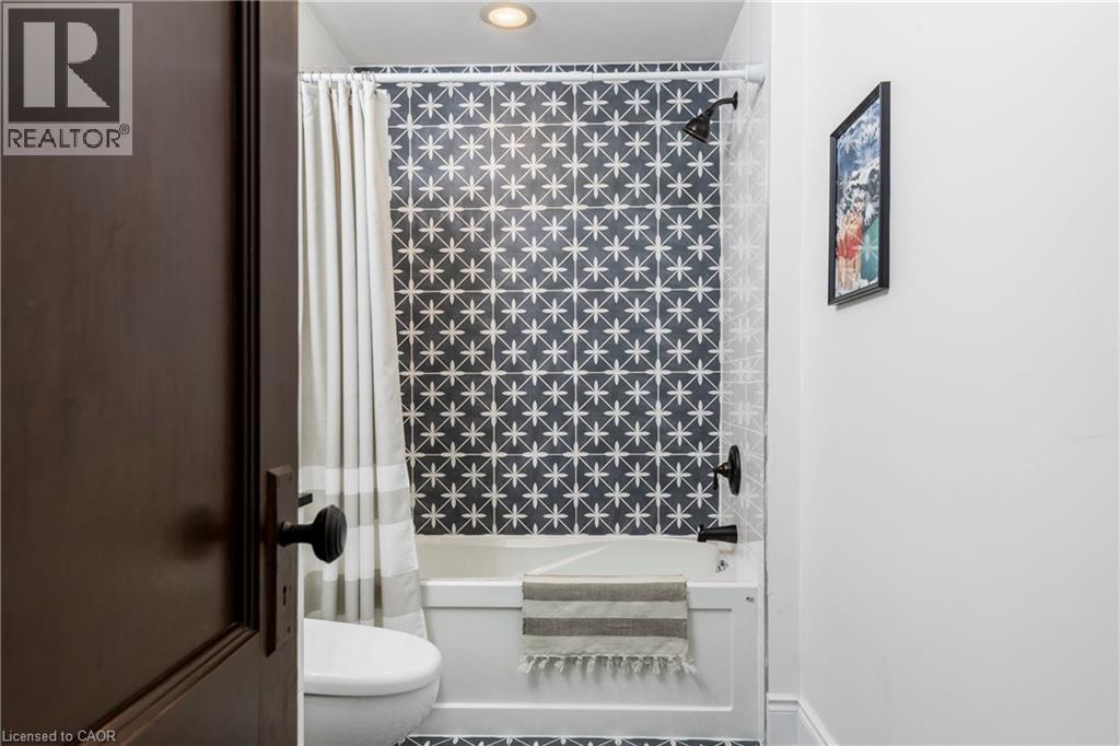 27 Cliff Avenue, Hamilton, ON - Indoor Photo Showing Bathroom