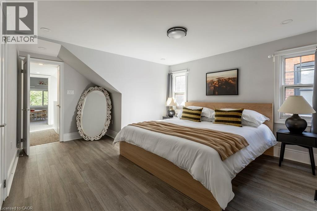 27 Cliff Avenue, Hamilton, ON - Indoor Photo Showing Bedroom