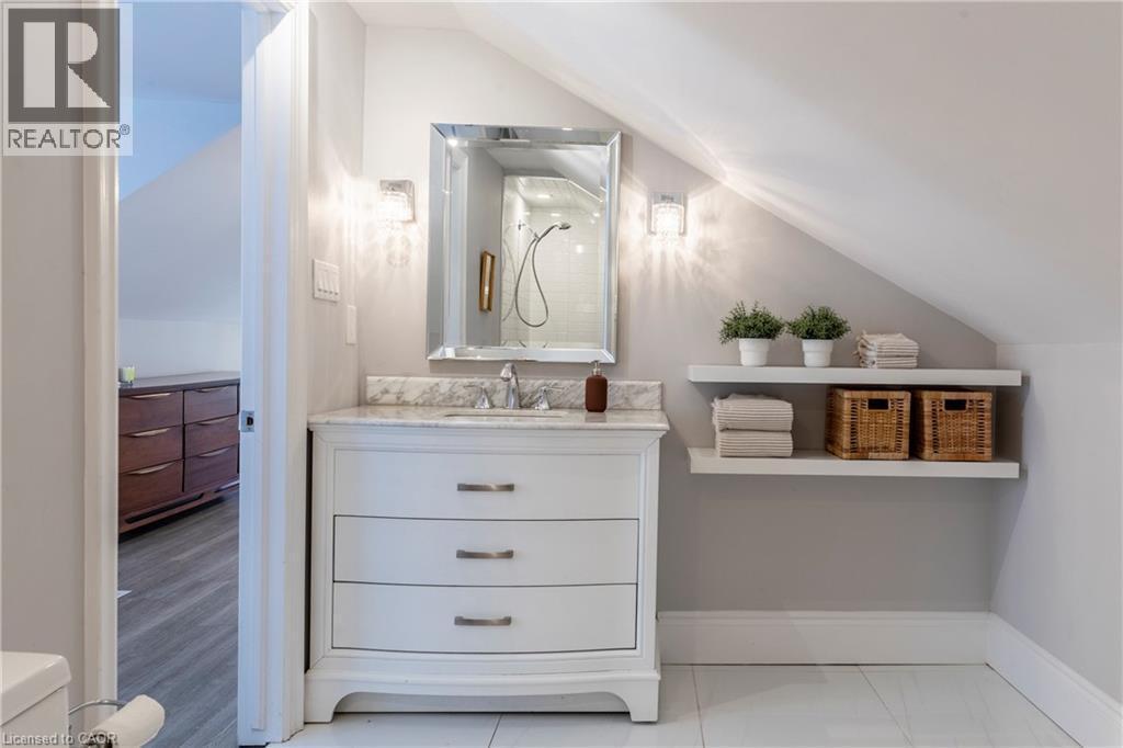 27 Cliff Avenue, Hamilton, ON - Indoor Photo Showing Bathroom