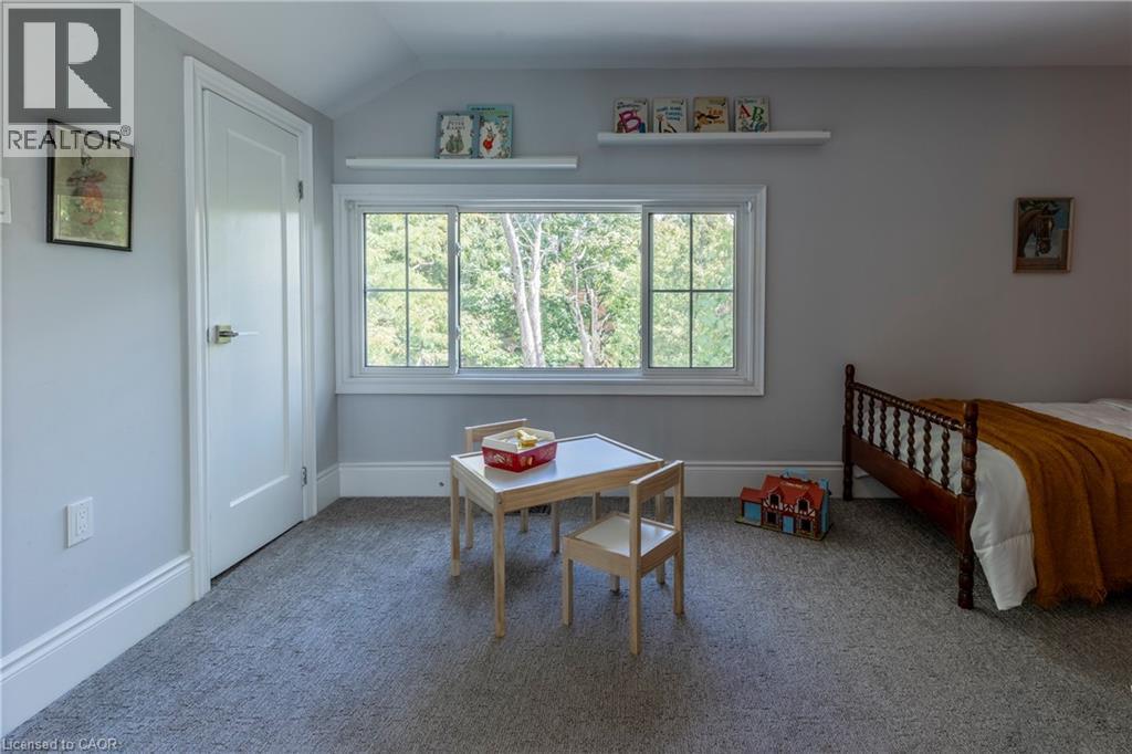 27 Cliff Avenue, Hamilton, ON - Indoor Photo Showing Bedroom