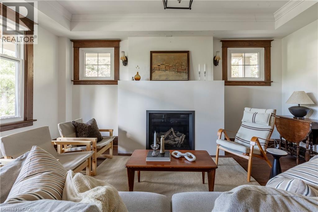 27 Cliff Avenue, Hamilton, ON - Indoor Photo Showing Living Room