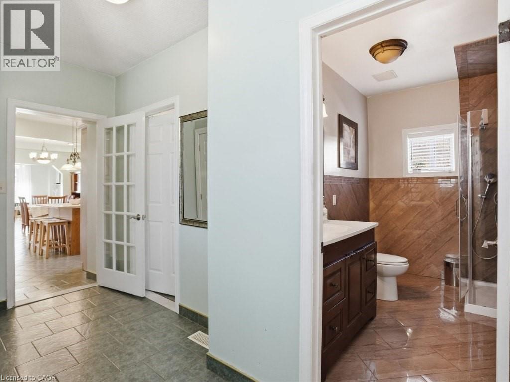81 Simcoe Street E, Hamilton, ON - Indoor Photo Showing Bathroom
