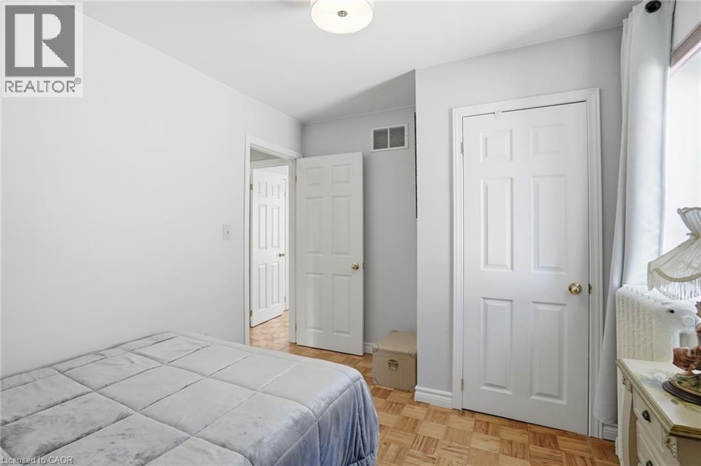81 Simcoe Street E, Hamilton, ON - Indoor Photo Showing Bedroom