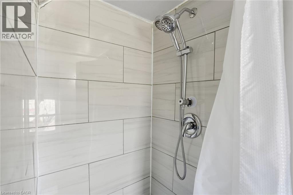 81 Simcoe Street E, Hamilton, ON - Indoor Photo Showing Bathroom