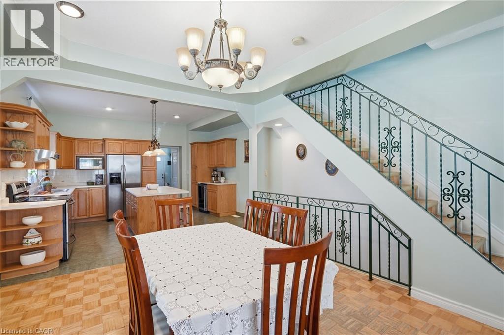 81 Simcoe Street E, Hamilton, ON - Indoor Photo Showing Dining Room