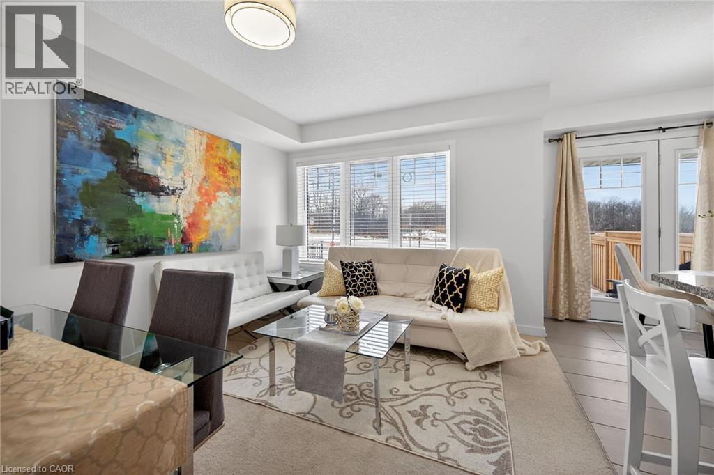 9 Hedges Crescent, Hamilton, ON - Indoor Photo Showing Living Room