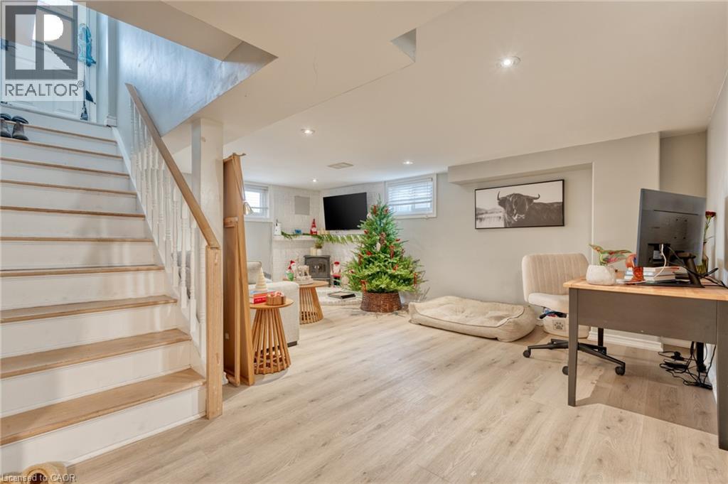 Office space with light hardwood / wood-style flooring - 99 East 36Th Street, Hamilton, ON - Indoor Photo Showing Other Room