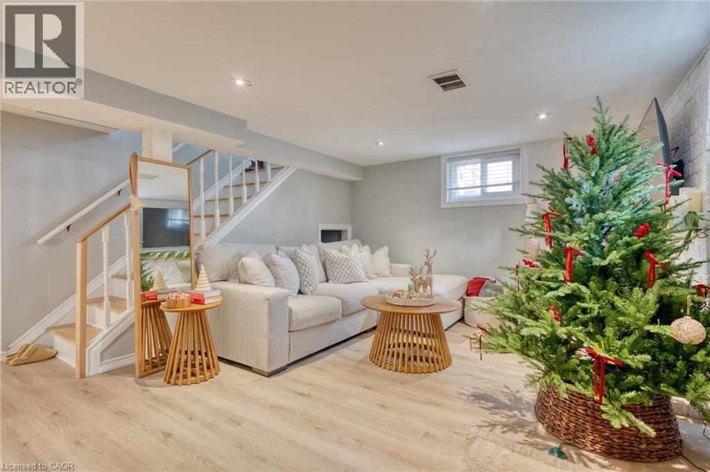 Living room with light hardwood / wood-style flooring - 99 East 36Th Street, Hamilton, ON - Indoor