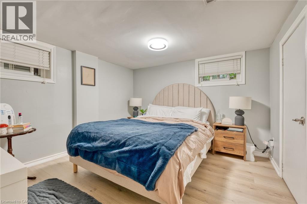 Bedroom featuring light wood-type flooring - 99 East 36Th Street, Hamilton, ON - Indoor Photo Showing Bedroom