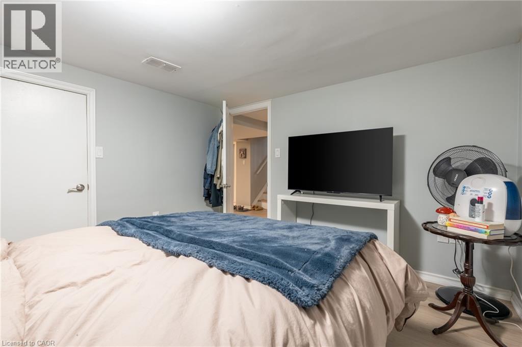 Bedroom featuring light hardwood / wood-style flooring - 99 East 36Th Street, Hamilton, ON - Indoor Photo Showing Bedroom