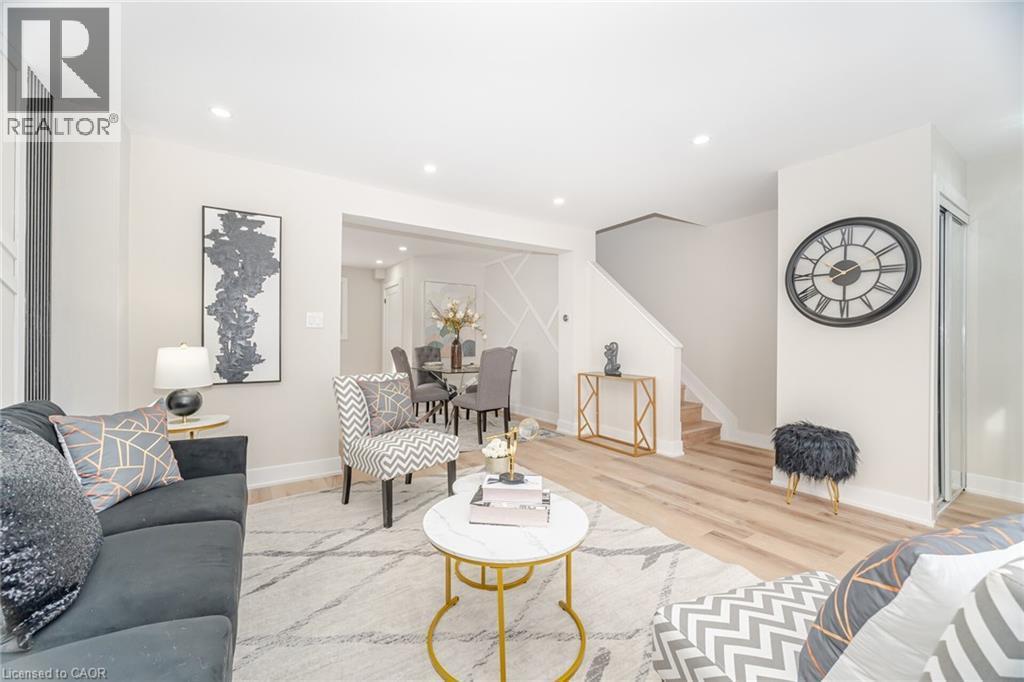 26 Graywood Road, Hamilton, ON - Indoor Photo Showing Living Room