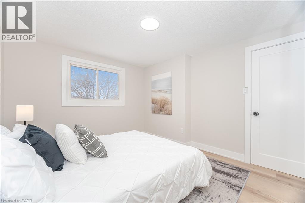 26 Graywood Road, Hamilton, ON - Indoor Photo Showing Bedroom