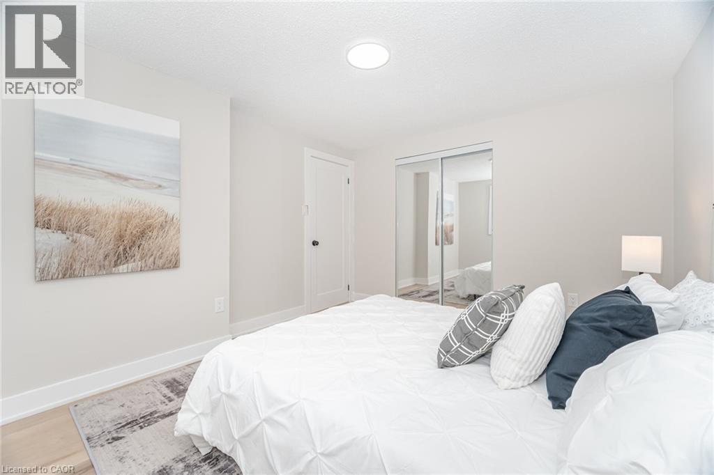 26 Graywood Road, Hamilton, ON - Indoor Photo Showing Bedroom